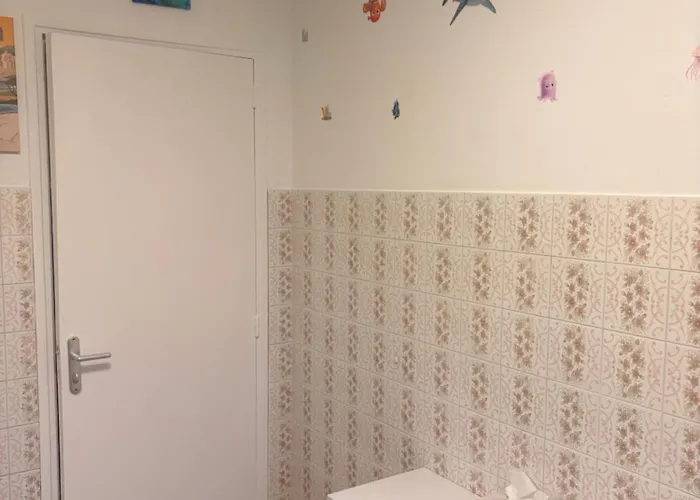 Familial Proche De La *